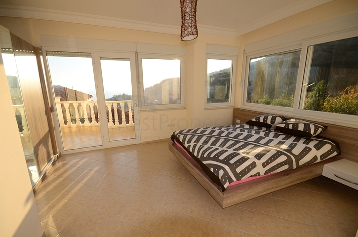 فيلا واسعة بثلاث غرف نوم و غرفتي معيشة باطلالة بحرية