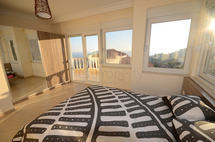 فيلا واسعة بثلاث غرف نوم و غرفتي معيشة باطلالة بحرية