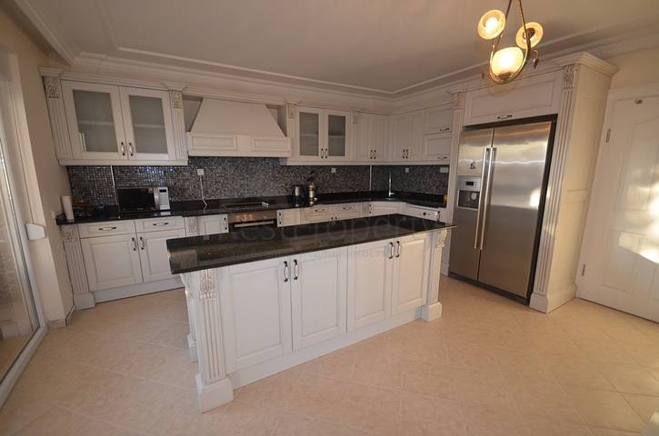 فيلا واسعة بثلاث غرف نوم و غرفتي معيشة باطلالة بحرية