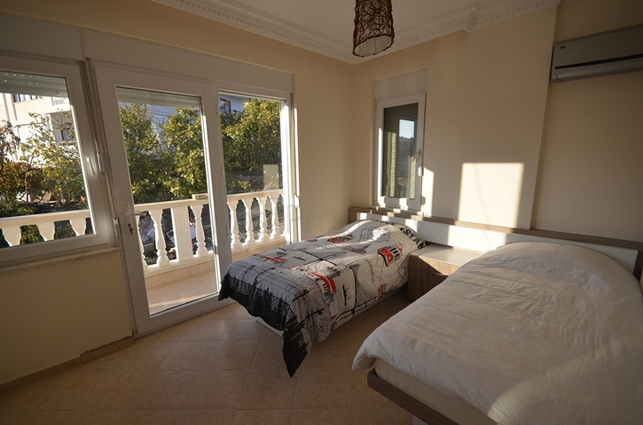 فيلا واسعة بثلاث غرف نوم و غرفتي معيشة باطلالة بحرية