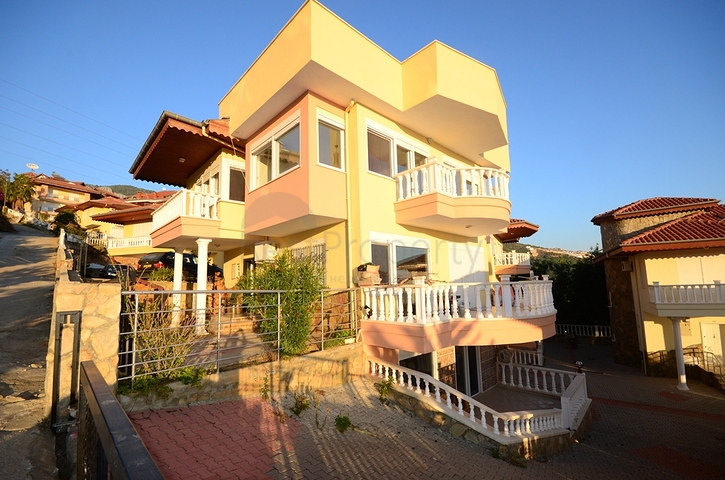 فيلا واسعة بثلاث غرف نوم و غرفتي معيشة باطلالة بحرية