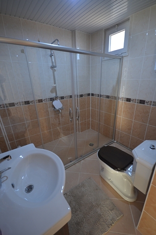 فيلا واسعة بثلاث غرف نوم و غرفتي معيشة باطلالة بحرية