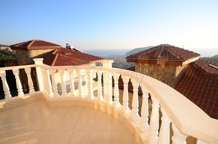 فيلا واسعة بثلاث غرف نوم و غرفتي معيشة باطلالة بحرية