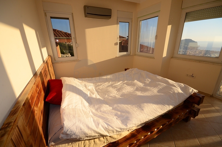 فيلا واسعة بثلاث غرف نوم و غرفتي معيشة باطلالة بحرية