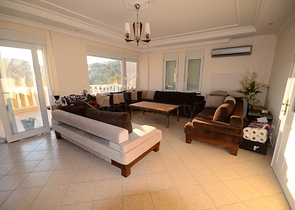 فيلا واسعة بثلاث غرف نوم و غرفتي معيشة باطلالة بحرية