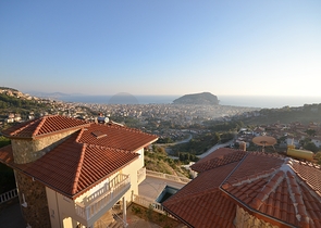 فيلا واسعة بثلاث غرف نوم و غرفتي معيشة باطلالة بحرية