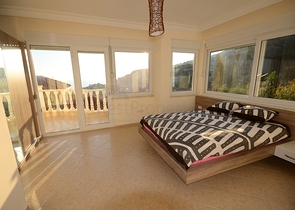 فيلا واسعة بثلاث غرف نوم و غرفتي معيشة باطلالة بحرية