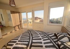 فيلا واسعة بثلاث غرف نوم و غرفتي معيشة باطلالة بحرية