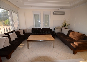 فيلا واسعة بثلاث غرف نوم و غرفتي معيشة باطلالة بحرية