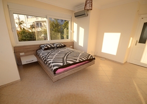 فيلا واسعة بثلاث غرف نوم و غرفتي معيشة باطلالة بحرية