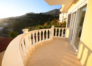 فيلا واسعة بثلاث غرف نوم و غرفتي معيشة باطلالة بحرية