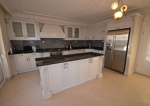 فيلا واسعة بثلاث غرف نوم و غرفتي معيشة باطلالة بحرية