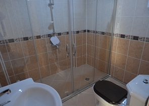 فيلا واسعة بثلاث غرف نوم و غرفتي معيشة باطلالة بحرية