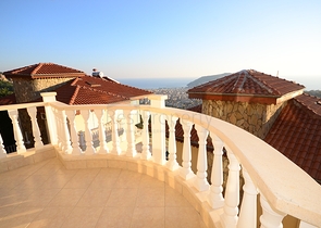 فيلا واسعة بثلاث غرف نوم و غرفتي معيشة باطلالة بحرية