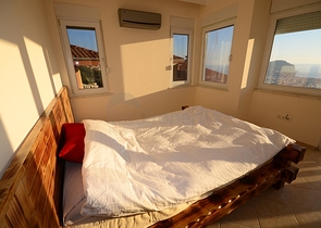 فيلا واسعة بثلاث غرف نوم و غرفتي معيشة باطلالة بحرية