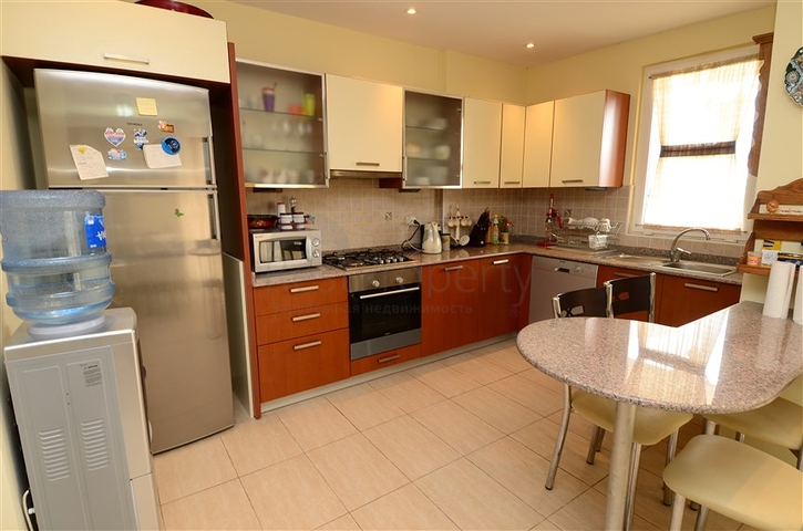 شقة فسيحة من غرفتي نوم على بعد 150 متر فقط من البحر.