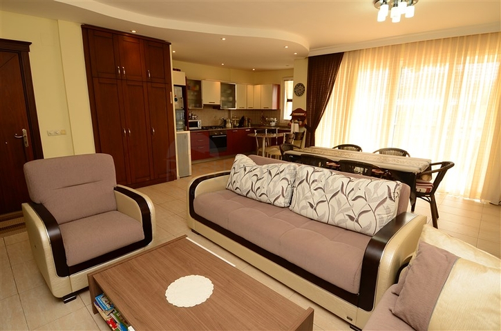 شقة فسيحة من غرفتي نوم على بعد 150 متر فقط من البحر.