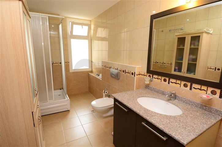 شقة فسيحة من غرفتي نوم على بعد 150 متر فقط من البحر.