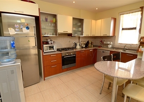 شقة فسيحة من غرفتي نوم على بعد 150 متر فقط من البحر.