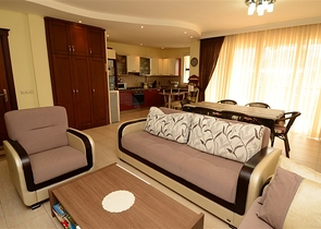 شقة فسيحة من غرفتي نوم على بعد 150 متر فقط من البحر.