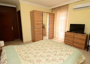 شقة فسيحة من غرفتي نوم على بعد 150 متر فقط من البحر.