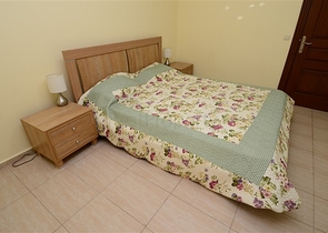 شقة فسيحة من غرفتي نوم على بعد 150 متر فقط من البحر.