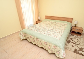 شقة فسيحة من غرفتي نوم على بعد 150 متر فقط من البحر.