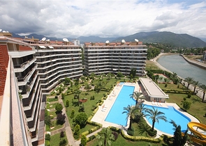 شقة فسيحة من غرفتي نوم على بعد 150 متر فقط من البحر.