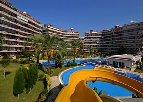 شقة فسيحة من غرفتي نوم على بعد 150 متر فقط من البحر.