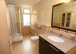 شقة فسيحة من غرفتي نوم على بعد 150 متر فقط من البحر.