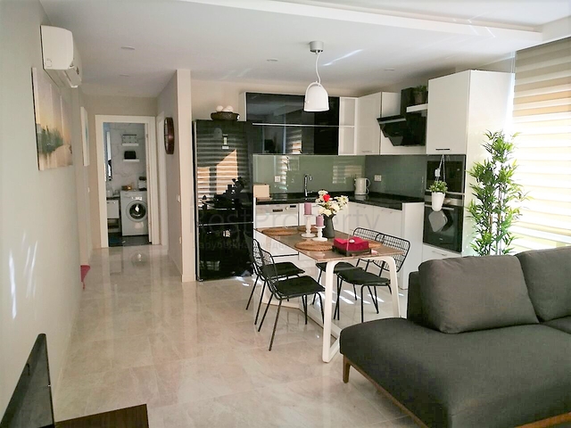 شقة واسعة - مجمع حديث - تصميم غرفة وصالة - في مهموتلار / الانيا 