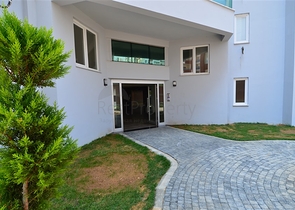 شقة واسعة - مجمع حديث - تصميم غرفة وصالة - في مهموتلار / الانيا 