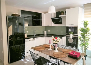 شقة واسعة - مجمع حديث - تصميم غرفة وصالة - في مهموتلار / الانيا 