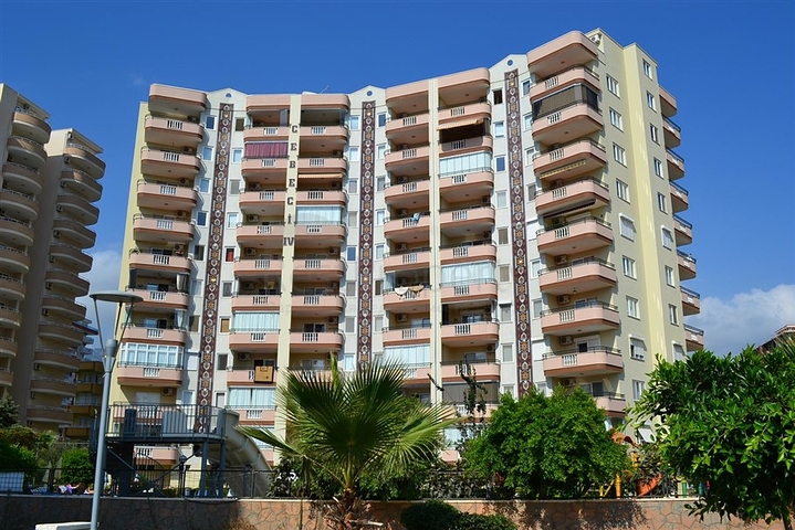 شقة بمساحة كبيرة وقريبة من البحر ضمن مجمع راقي في ماهموت لار