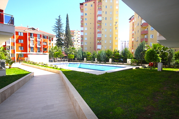 شقة باربع غرف نوم في أنطاليا ضمن مجمع سكني فاخر 