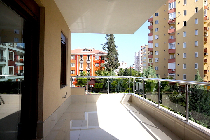 شقة باربع غرف نوم في أنطاليا ضمن مجمع سكني فاخر 