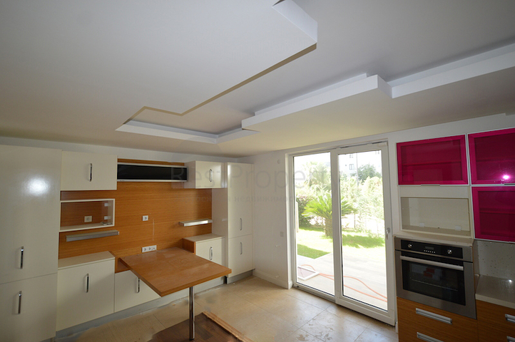 فيلا بست غرف نوم قريبة من شلالات دودين في لارا / أنطاليا