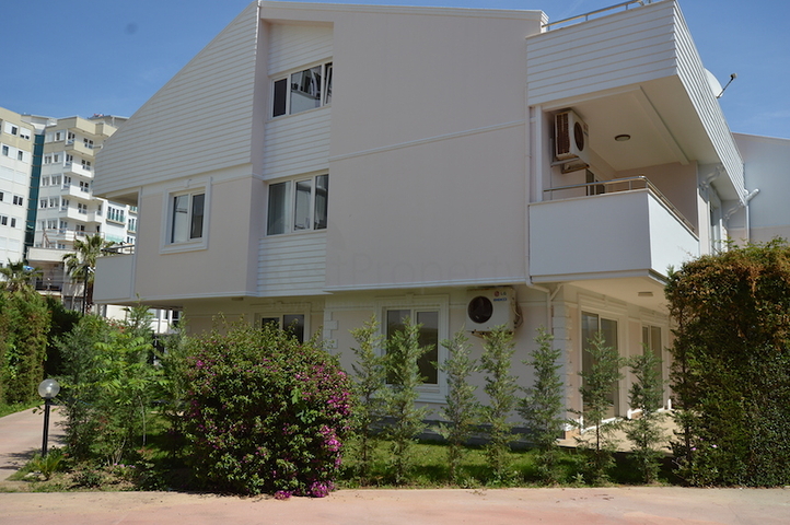 فيلا بست غرف نوم قريبة من شلالات دودين في لارا / أنطاليا