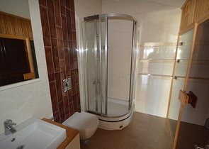 فيلا بست غرف نوم قريبة من شلالات دودين في لارا / أنطاليا