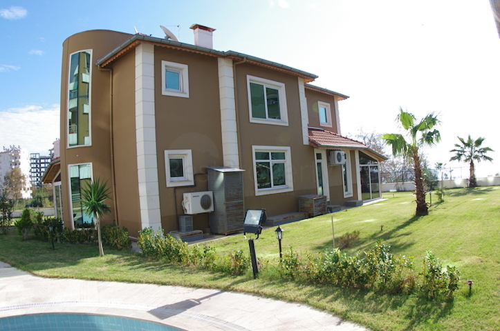 فيلا الرفاهية المطلقة على شاطئ المتوسط في أنطاليا