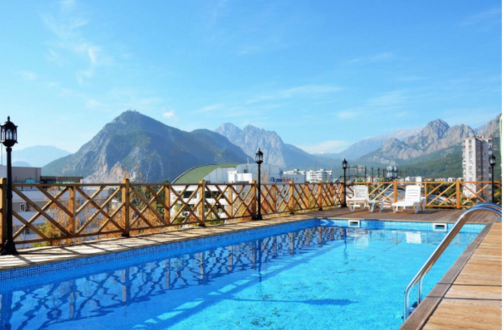 شقق بتصاميم مختلفة ضمن مجمع سكني عصري في أنطاليا