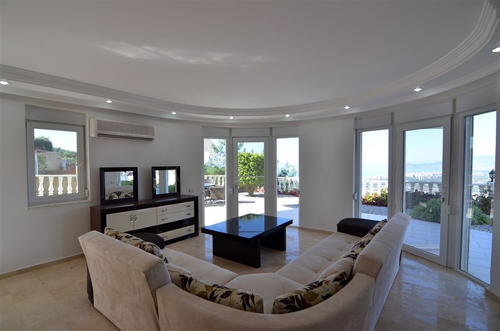 فيلا باطلالة بانورامية رائعة على شواطئ المتوسط في ألانيا / كاركي جاك