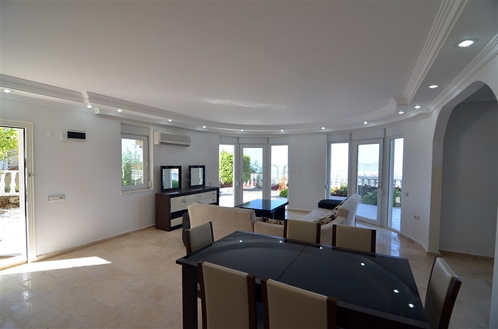 فيلا باطلالة بانورامية رائعة على شواطئ المتوسط في ألانيا / كاركي جاك