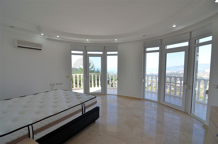 فيلا باطلالة بانورامية رائعة على شواطئ المتوسط في ألانيا / كاركي جاك