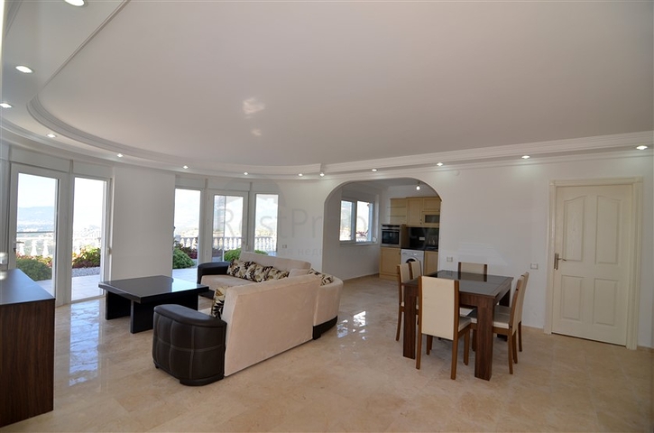 فيلا باطلالة بانورامية رائعة على شواطئ المتوسط في ألانيا / كاركي جاك