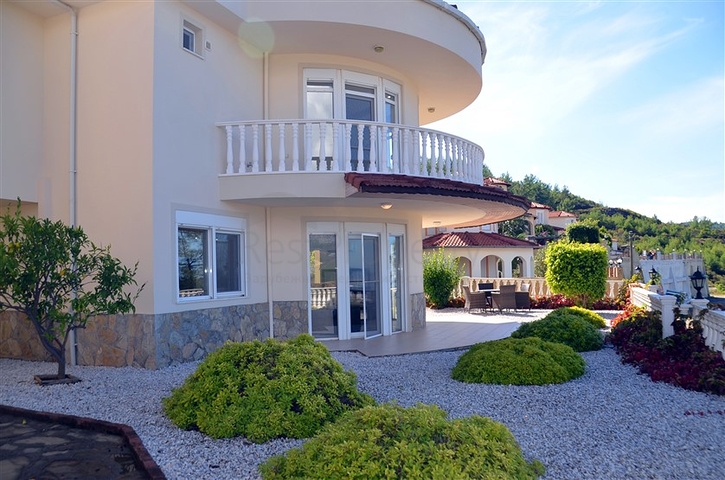 فيلا باطلالة بانورامية رائعة على شواطئ المتوسط في ألانيا / كاركي جاك