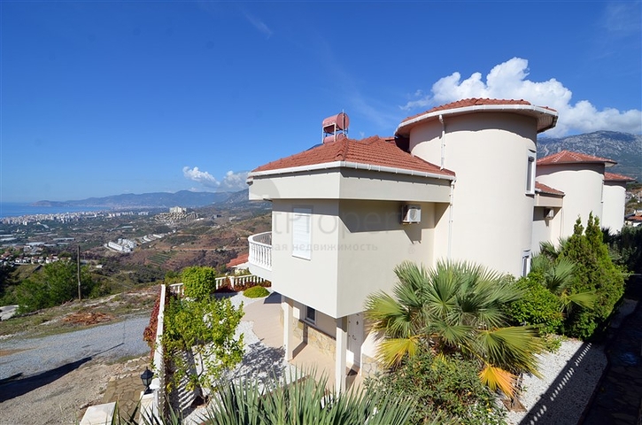 فيلا باطلالة بانورامية رائعة على شواطئ المتوسط في ألانيا / كاركي جاك