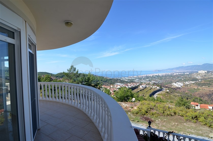 فيلا باطلالة بانورامية رائعة على شواطئ المتوسط في ألانيا / كاركي جاك