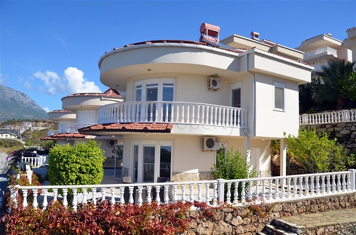 فيلا باطلالة بانورامية رائعة على شواطئ المتوسط في ألانيا / كاركي جاك