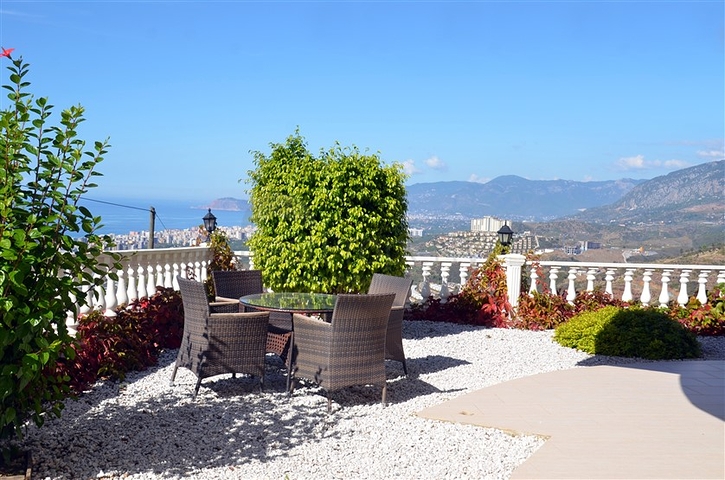 فيلا باطلالة بانورامية رائعة على شواطئ المتوسط في ألانيا / كاركي جاك